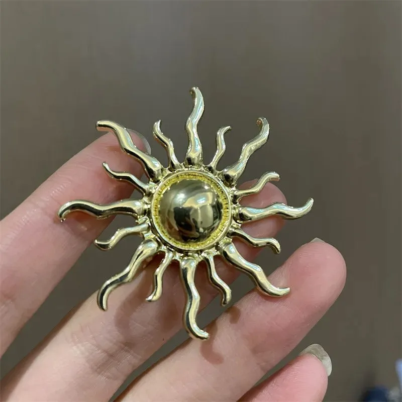 Vintage Style Chic Women’s Brooch Pin with Retro Sun Design